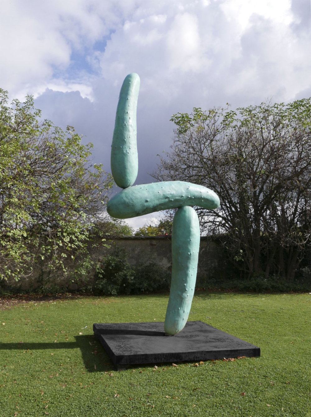 'Der Gurk' ('The Cucumber') made of bronze, patina; 345 x 161 x 45 cm.