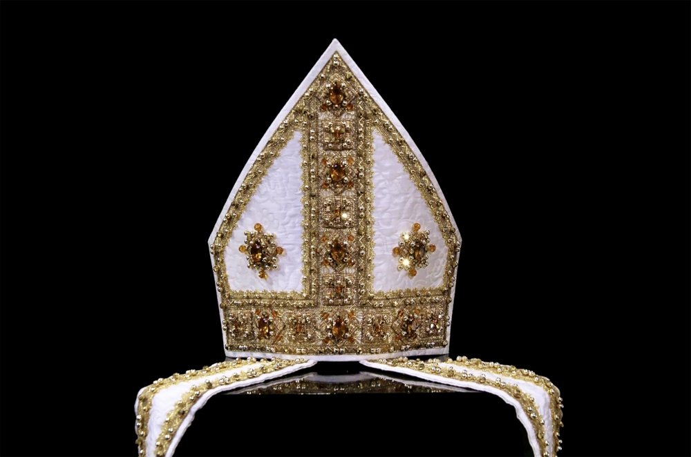 Pope Benedict's XVI. mitre (designed by Filippo Sorcinelli and produced in his atelier).