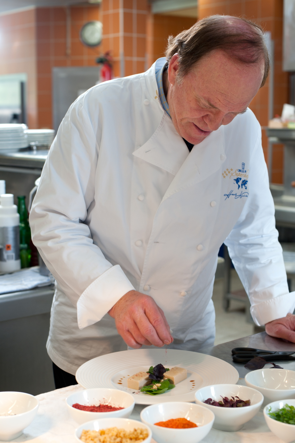 Heinz Winkler at work in the kitchen