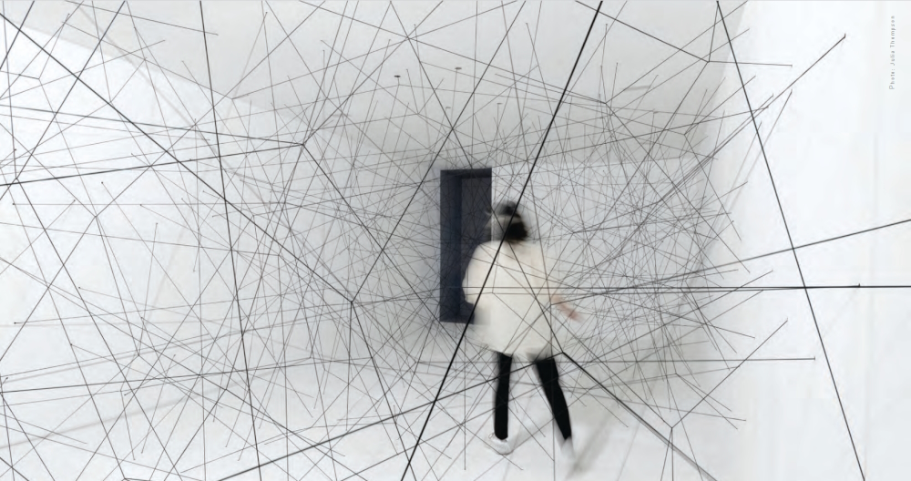 ESPAÇO PRESO, 2006 - 2022: wood, wire clamps, rubber bands, Lamp, motion sensors, com- puter and audio equipment. Size of installation: 2.7 m x 4 m x 10 m.