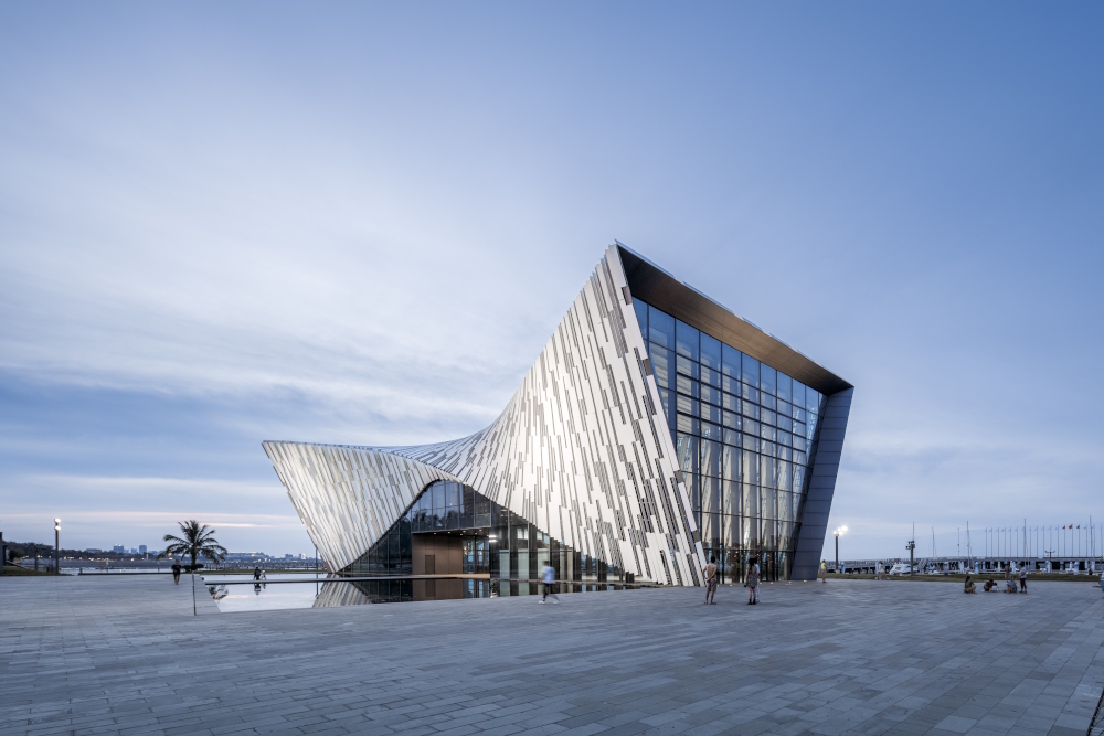 The Tide Yacht Harbor at the Haikou Bay National Marine Park in Haikou City (Hainan, China) with its wave-like aluminum louver facades.