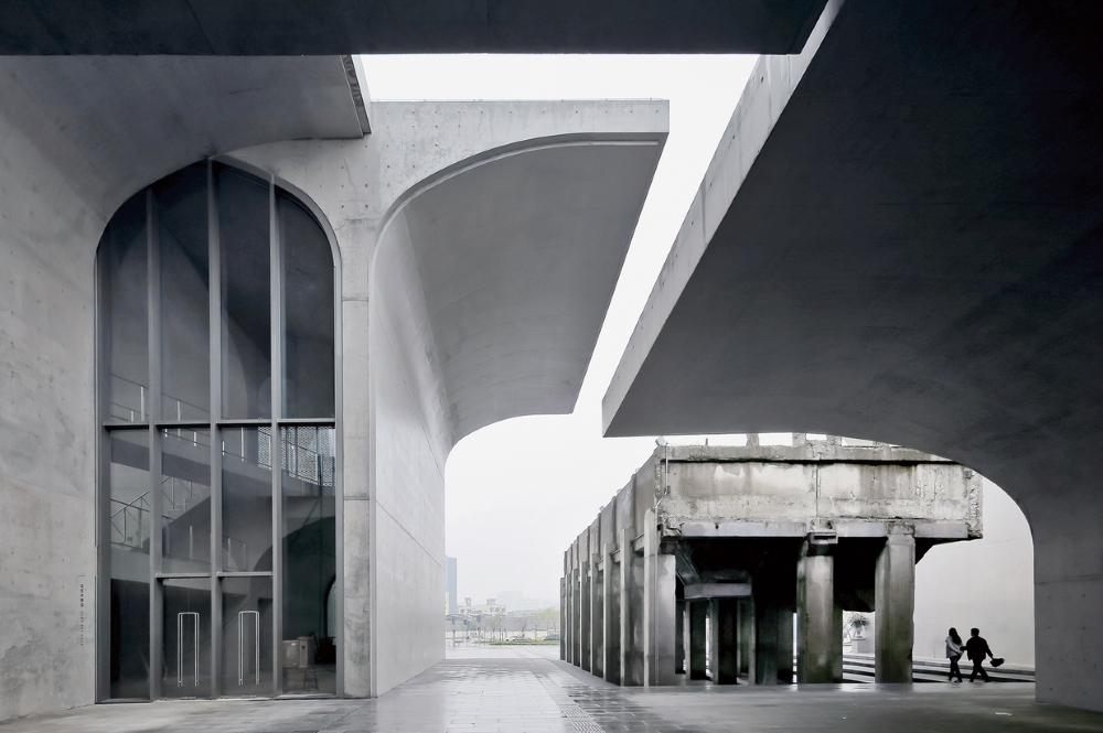 Long Museum West Bund used to be a coal dock that included a preserved coal-hopper-unloading-bridge and an existing two-story underground parking garage.