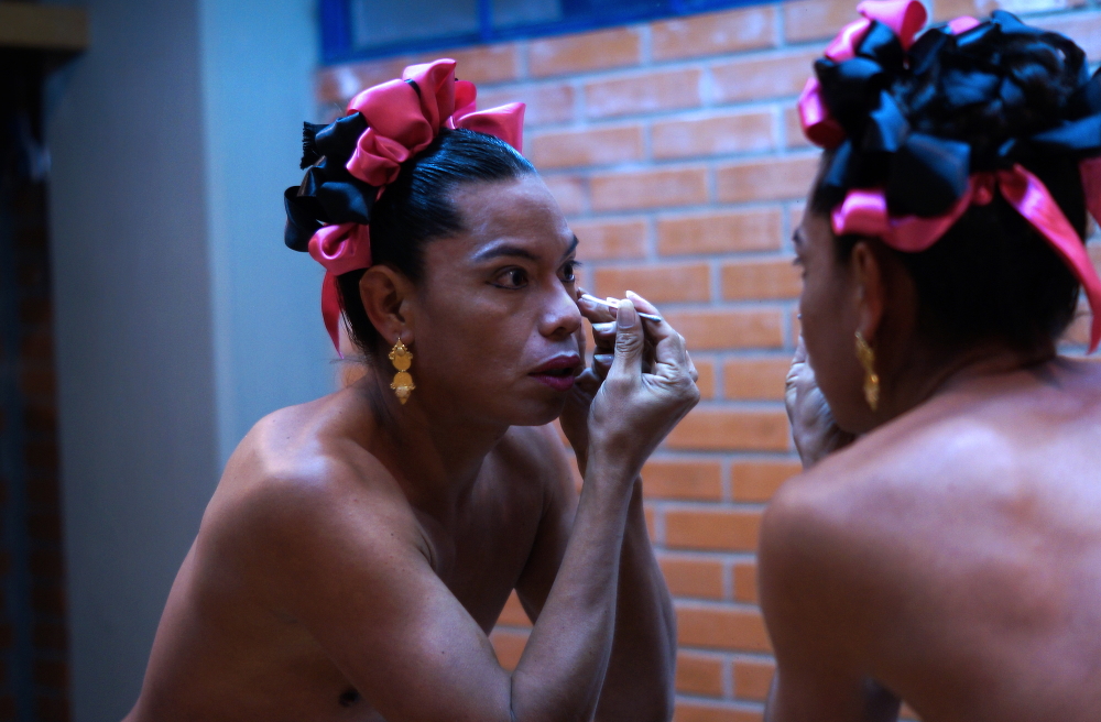 Backstage at the solo-performance of 'Requiem for an Alcaraván' ('Requiem Para un Alcaraván')