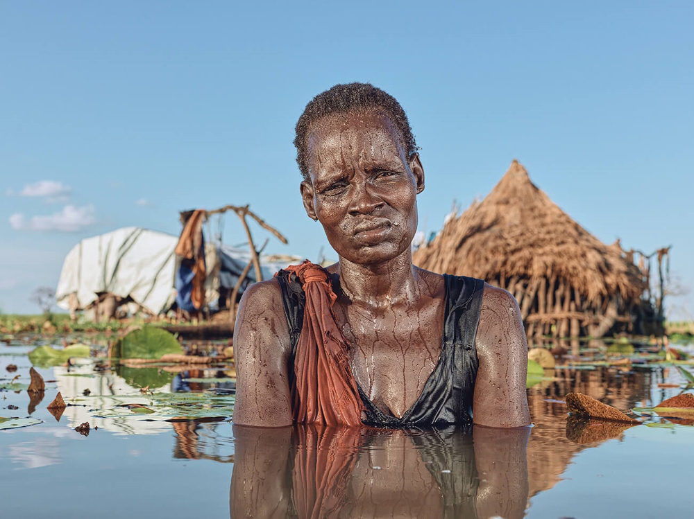 Appreciation from readframes.com on Peter Caton's work: „You do not need a single word to see the stories in the images. The viewer can draw their own accurate inferences and come to conclusions about what is going on. This is photography at the core of the medium: pictures which tell you a story. In this case, a very real on.“ Photo from